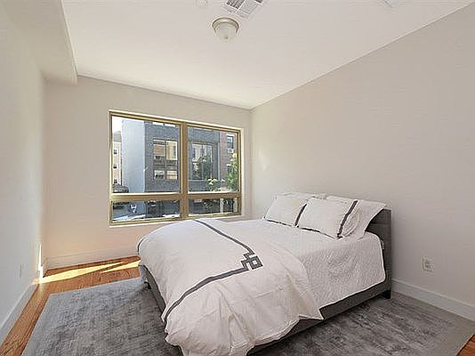 3rd image of 878 Metropolitan Ave APT 2B