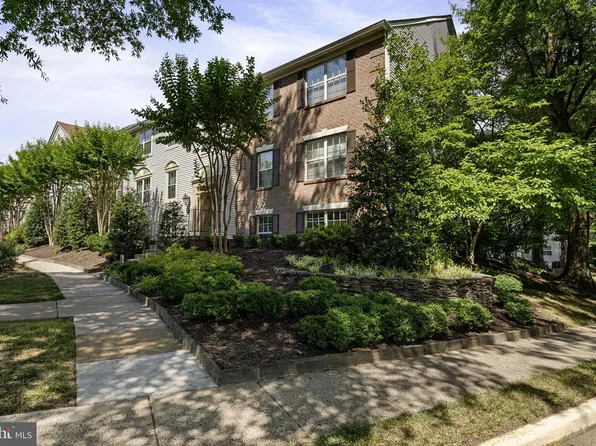 12105 Greenwood Ct APT 101, Fairfax, VA 22033