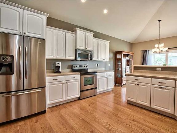 2nd image of 850 Leslie Ln