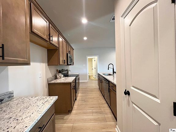 5th image of 146 Clear Springs Dr