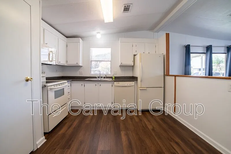 2 bed, 2.0 bath, 936 sqft, $1,695 — Photo 2