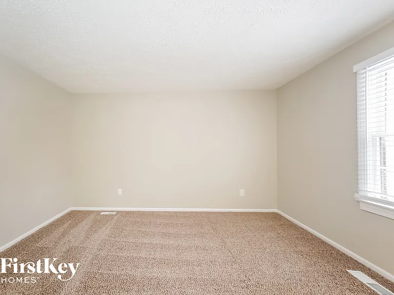 825 Country Ln — Photo 15