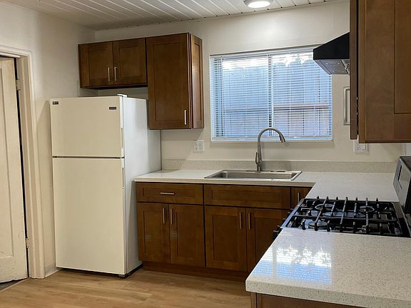 4th image of 608 Thomas Dr