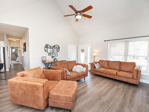 4th image of 376 Shadow Oak Ct