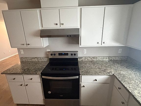 3rd image of 3042 Colleen St NE