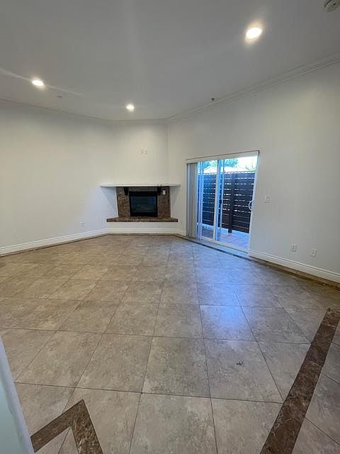 LARGE LIVING ROOM WITH PATIO