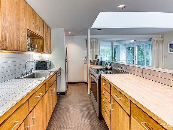 3rd image of 11 Heatherwood Ln