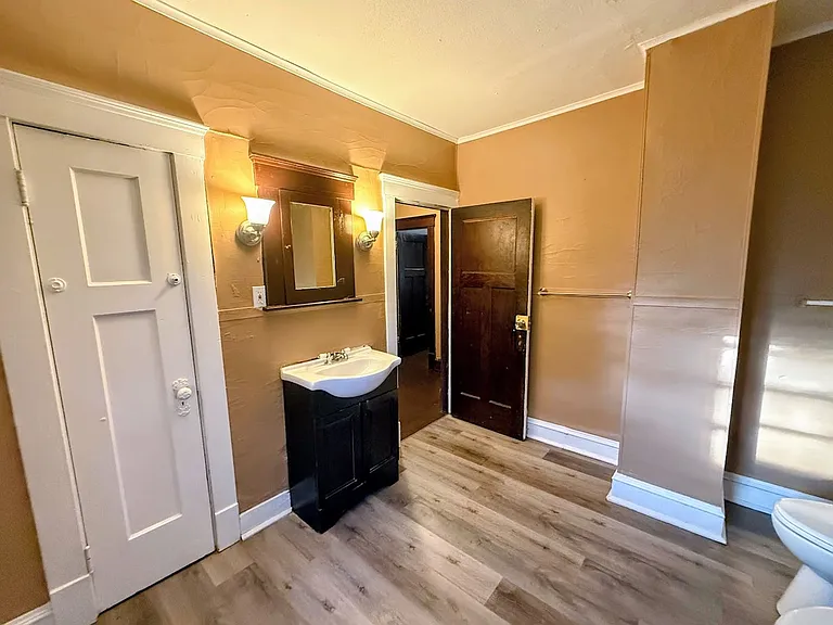 638 Merton Ave — Photo 9