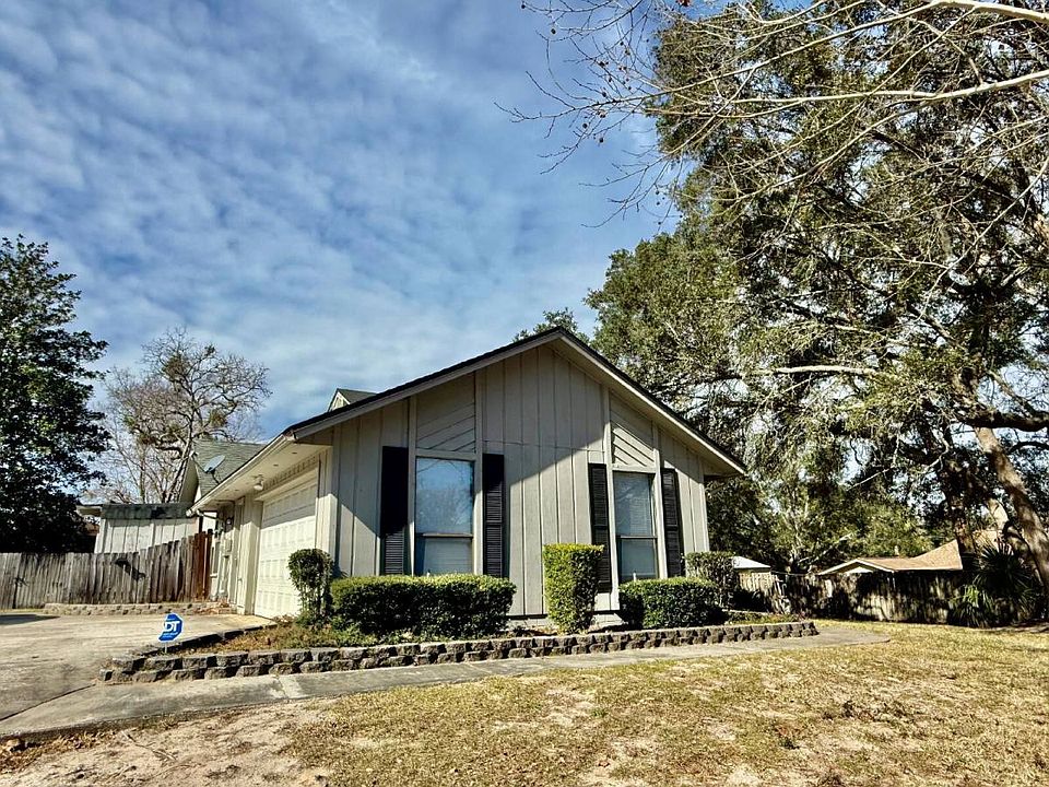 1st image of 902 Lakeridge Dr