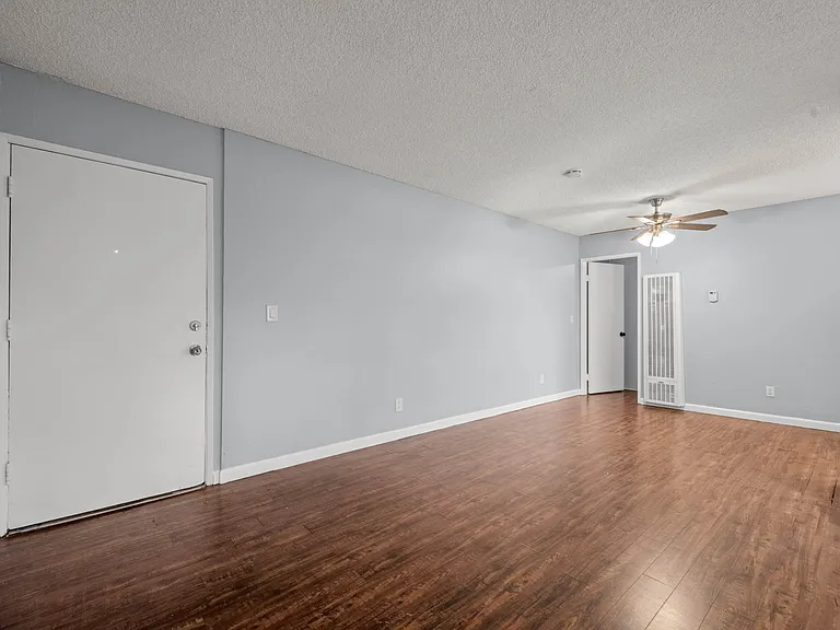 5900 Reseda Blvd — Photo 7