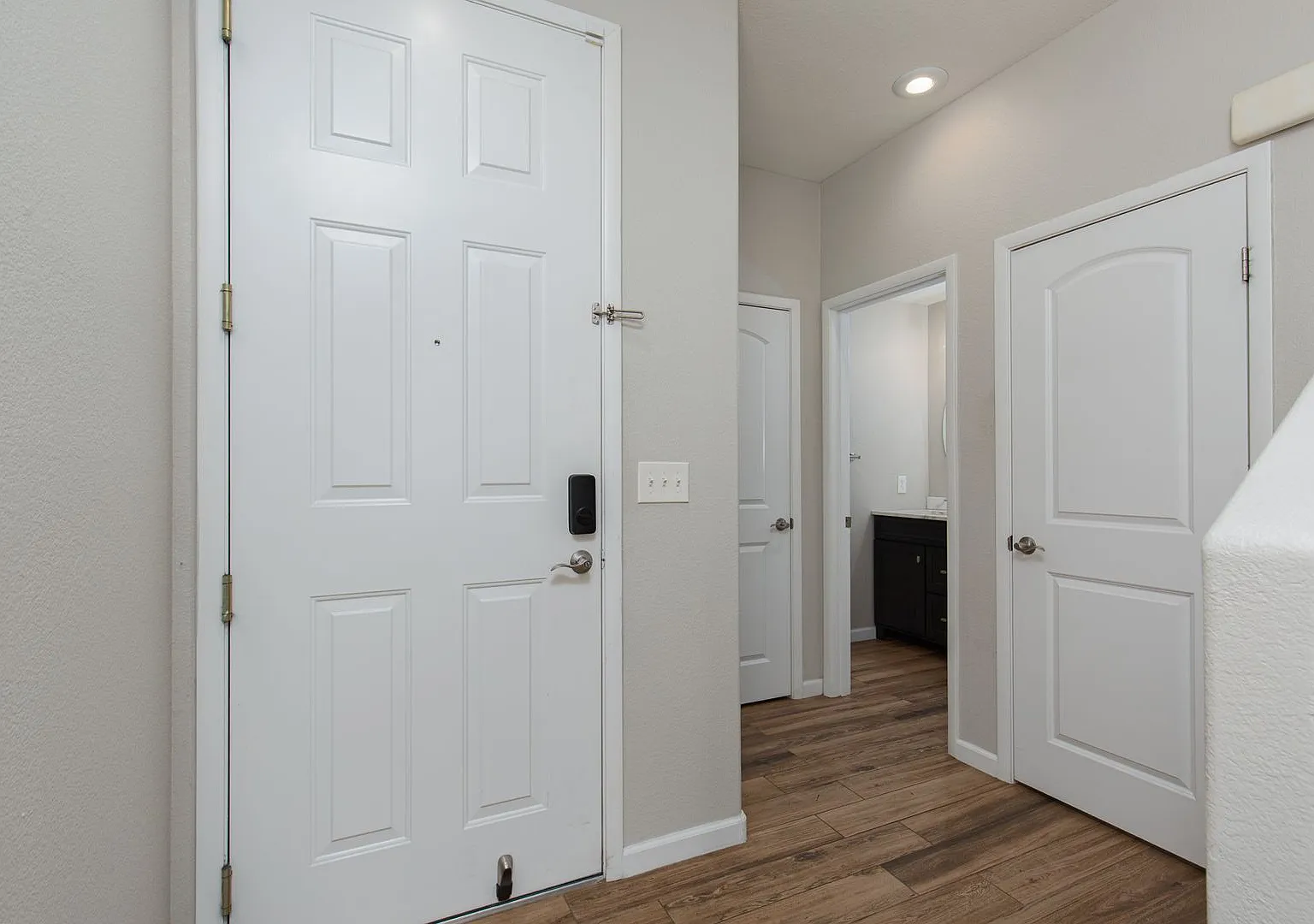 Townhome with yard, 3 br and 2 garage in gated SW community near the 215 — Photo 4
