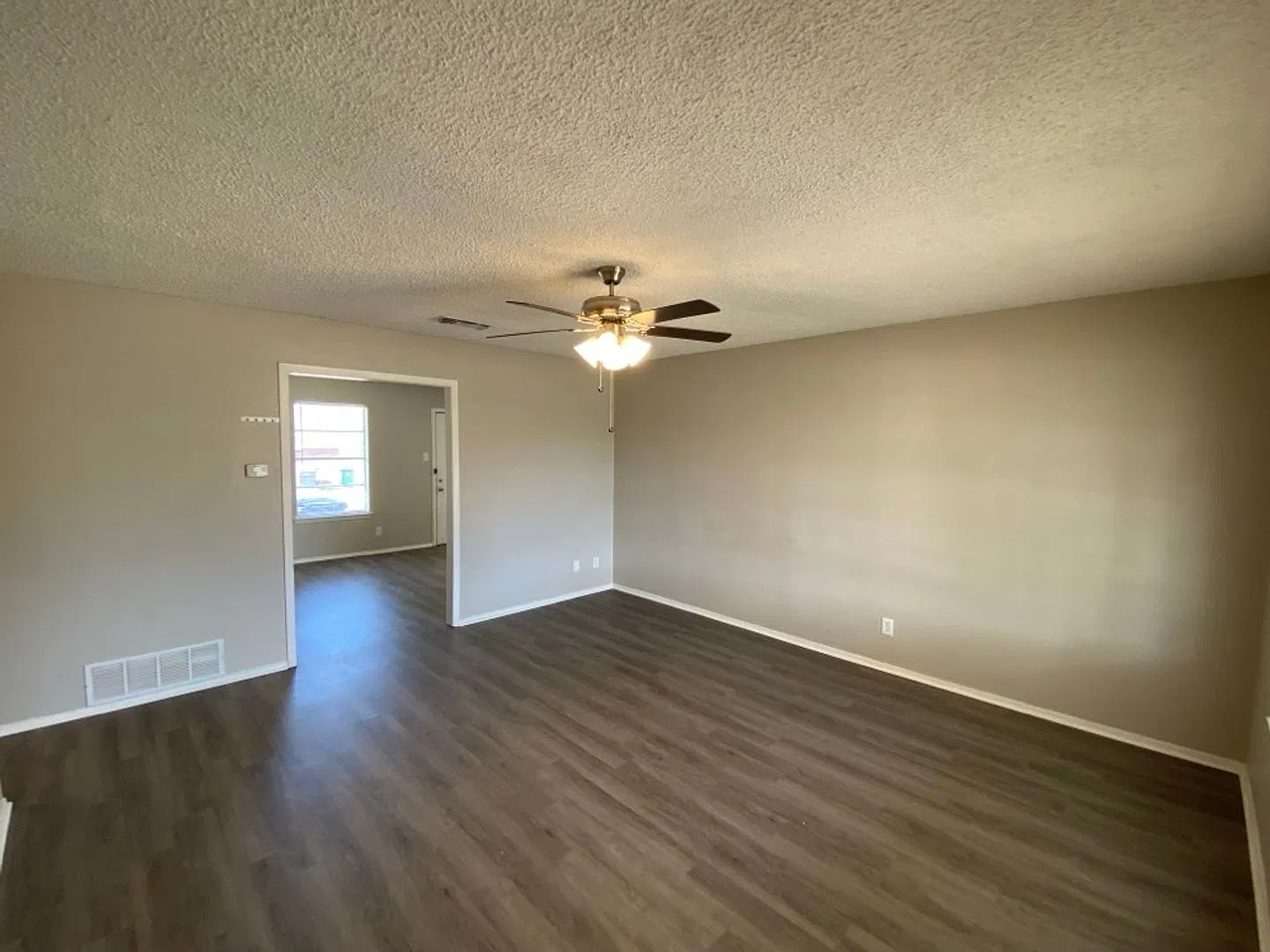 Newly Updated House! Spacious 4 Bedroom 2 Bath Home! — Photo 4