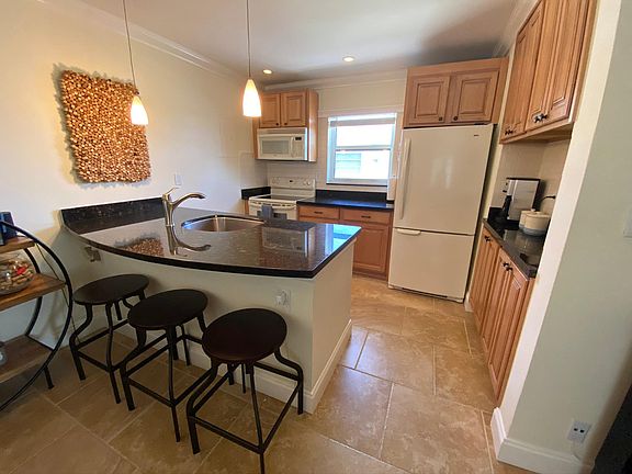 4th image of 1010 SE 15th St APT 212