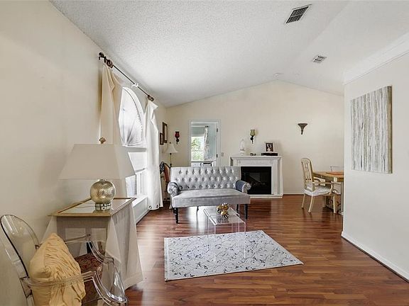 4th image of 417 JEFFERS STREET
