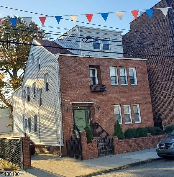 1st image of 176 Lincoln Ave