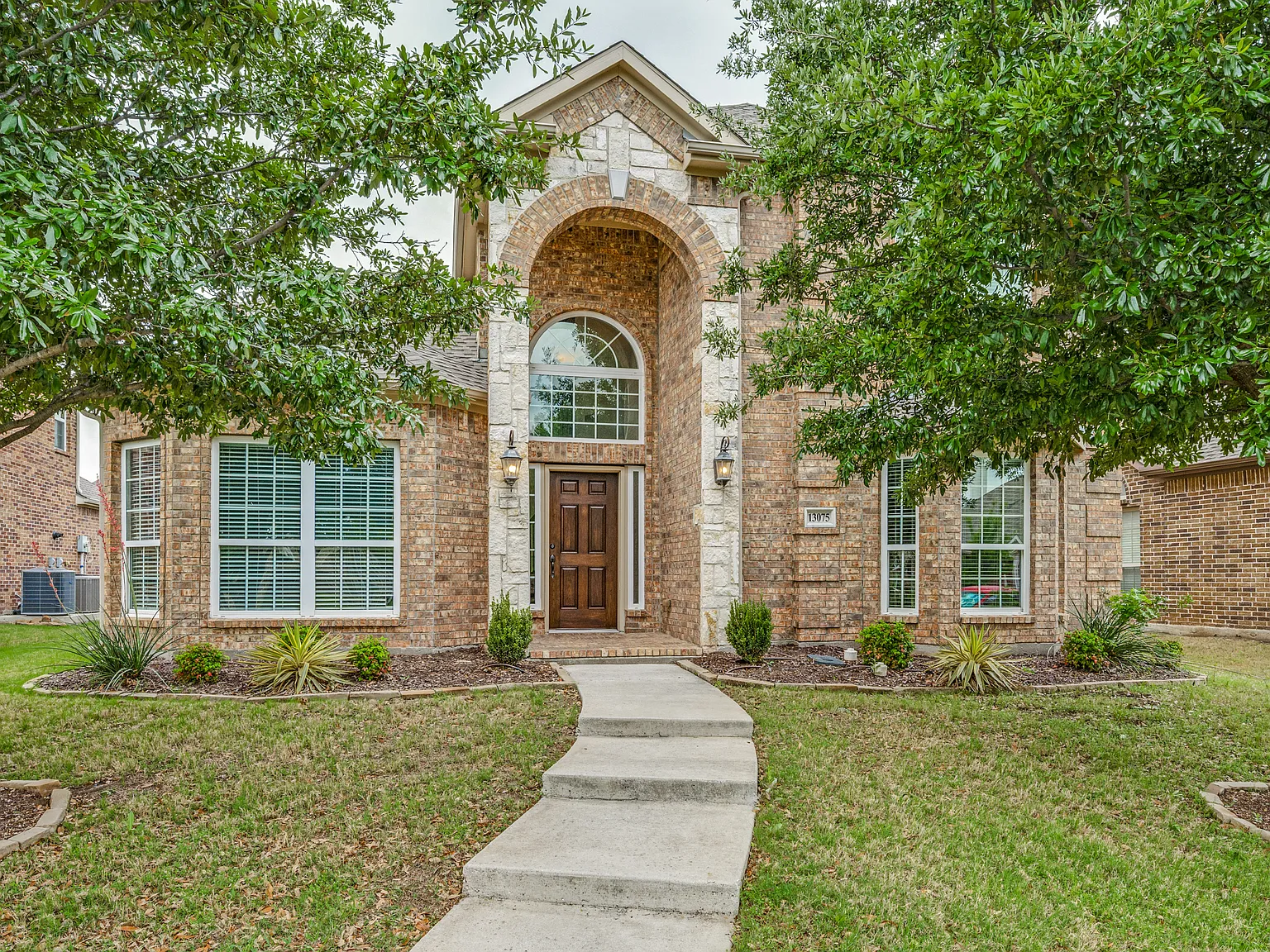 4 bed, 2804 sqft, $3,500 — Photo 2