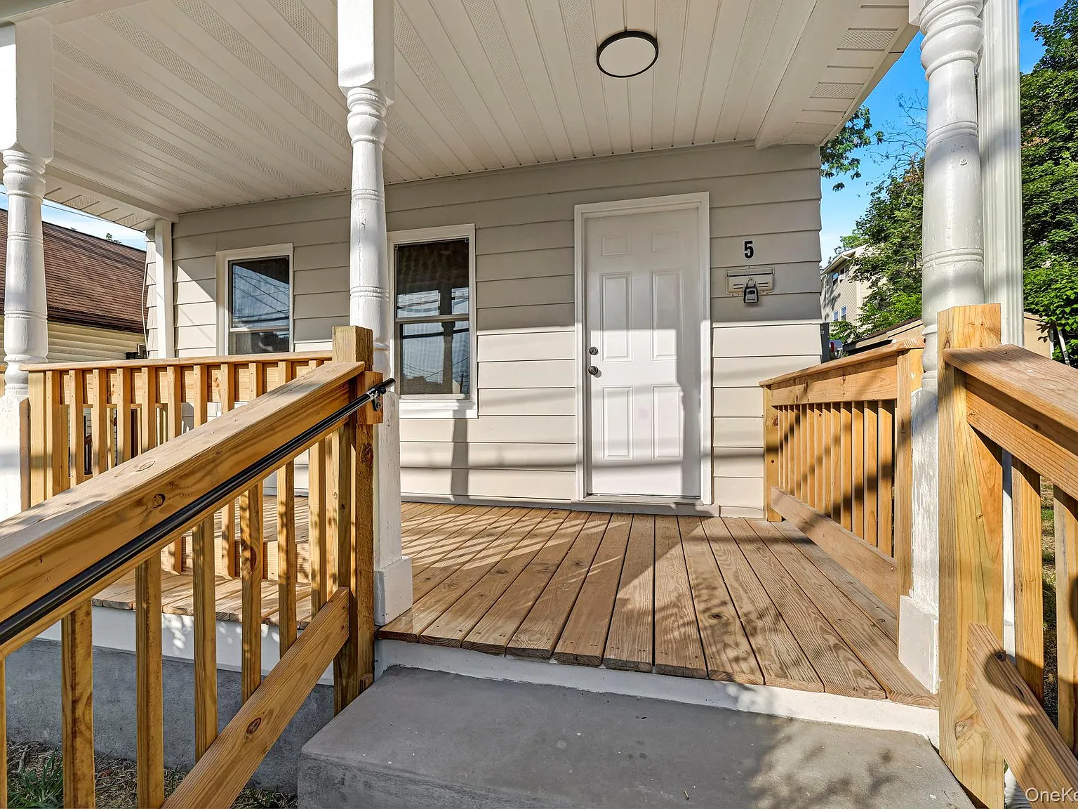 3 bed, 1.0 bath, 1600 sqft, $3,850 — Photo 2