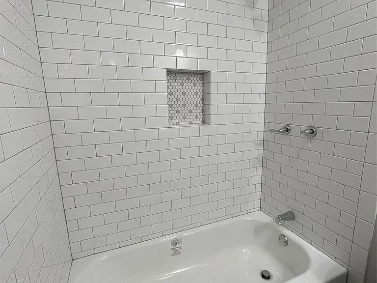 1735 W 8th St — Photo 11