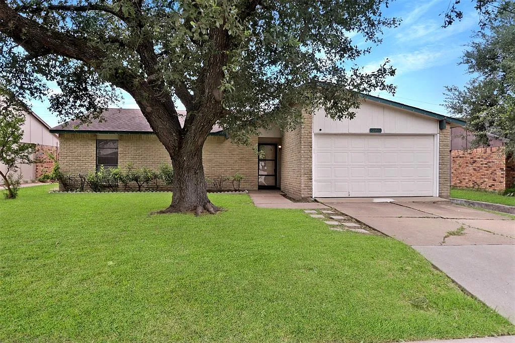 3 bed, 1359 sqft, $1,900 — Photo 1