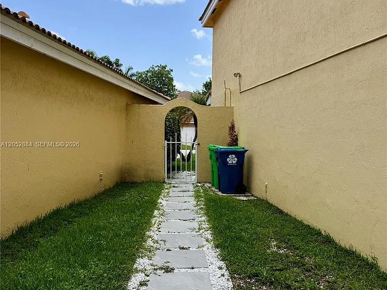 9411 NW 55th St — Photo 43