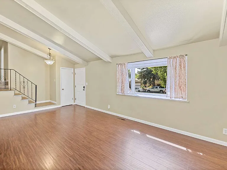 1401 Sanderson Ave — Photo 4