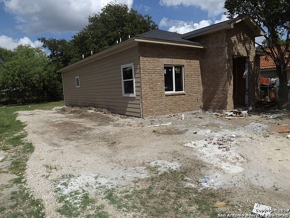 3rd image of 215 Bundy St