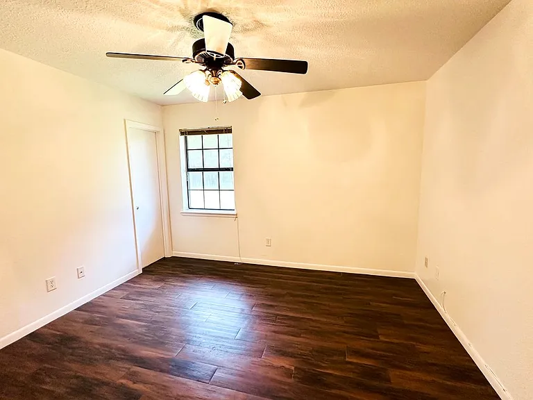 1470 FM 2712 — Photo 17