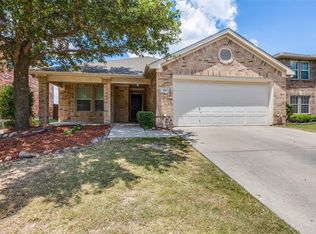 416 Sandy Creek Dr, Fort Worth, TX 76131