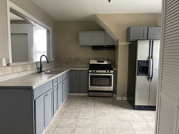 3rd image of 553 E Bourbonnais St #2