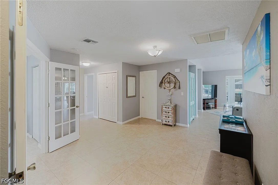 3 bed, 2.5 bath, 1639 sqft, $6,740 — Photo 4