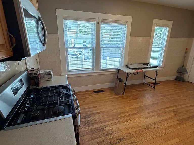 325 Rogers St — Photo 3