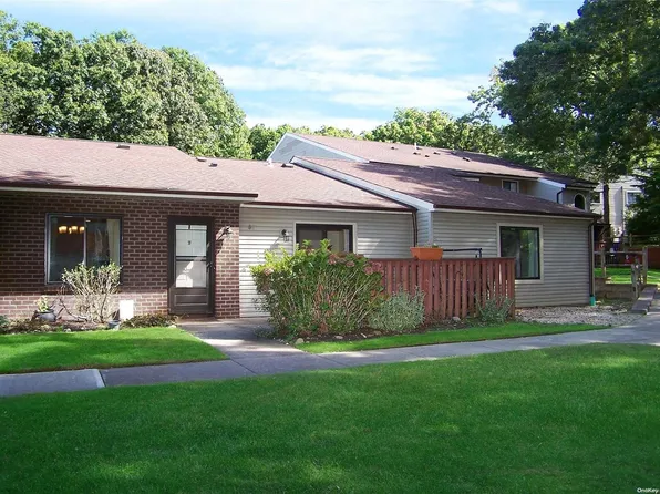 811 Woodland Court #811, Coram, NY 11727