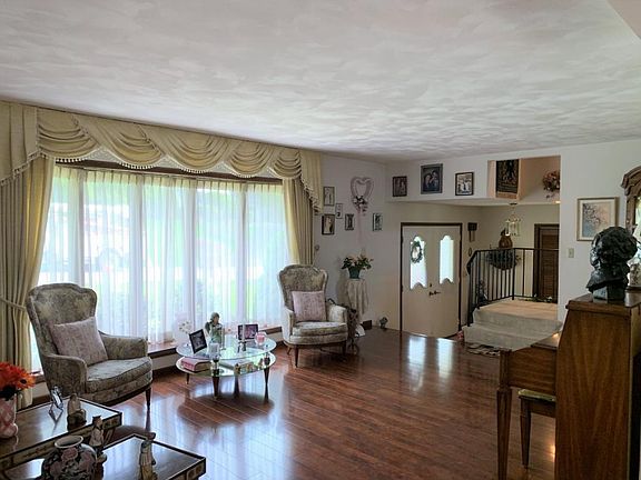 5th image of 2910 Holly Ln