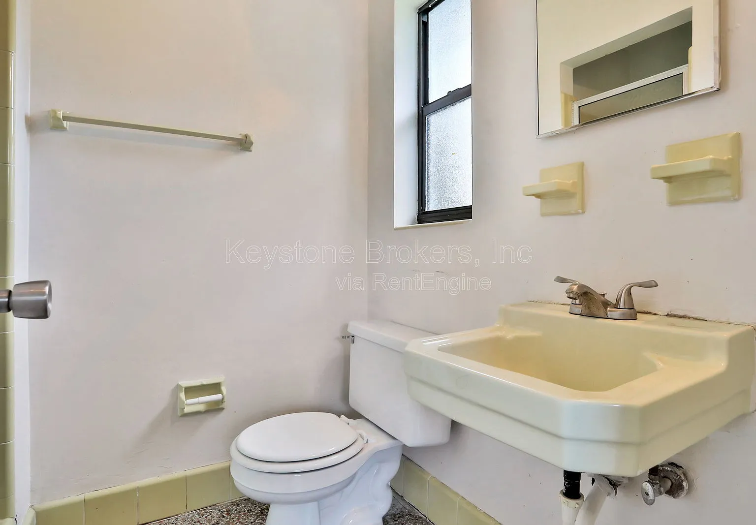 3 bed, 2.0 bath, 1175 sqft, $2,015 — Photo 4