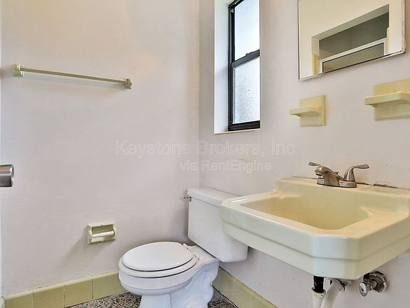 4th image of 2711 Aloma Ave