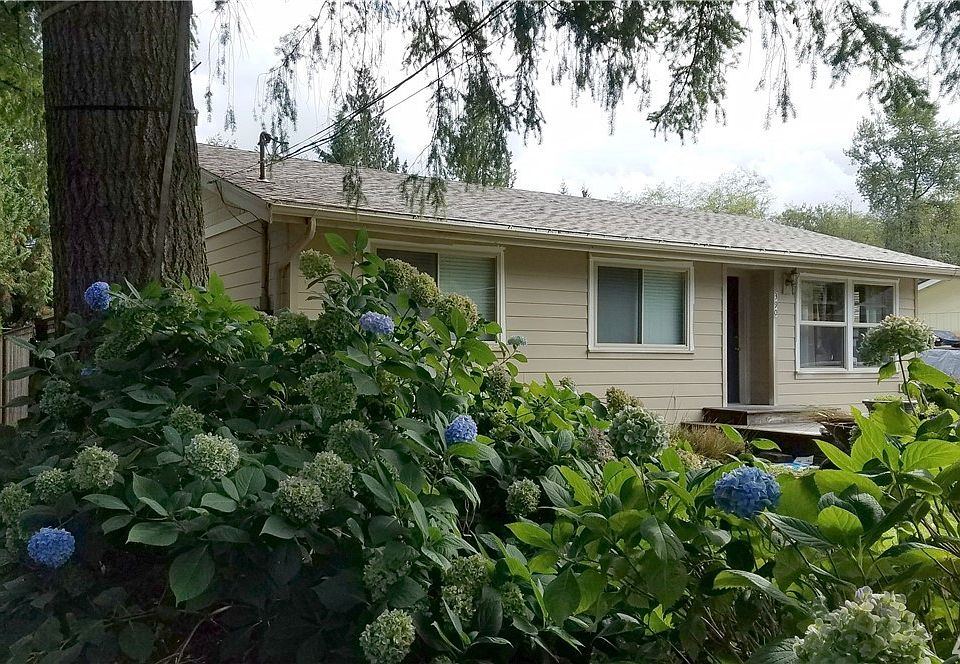 1st image of 390 Lakeside Dr