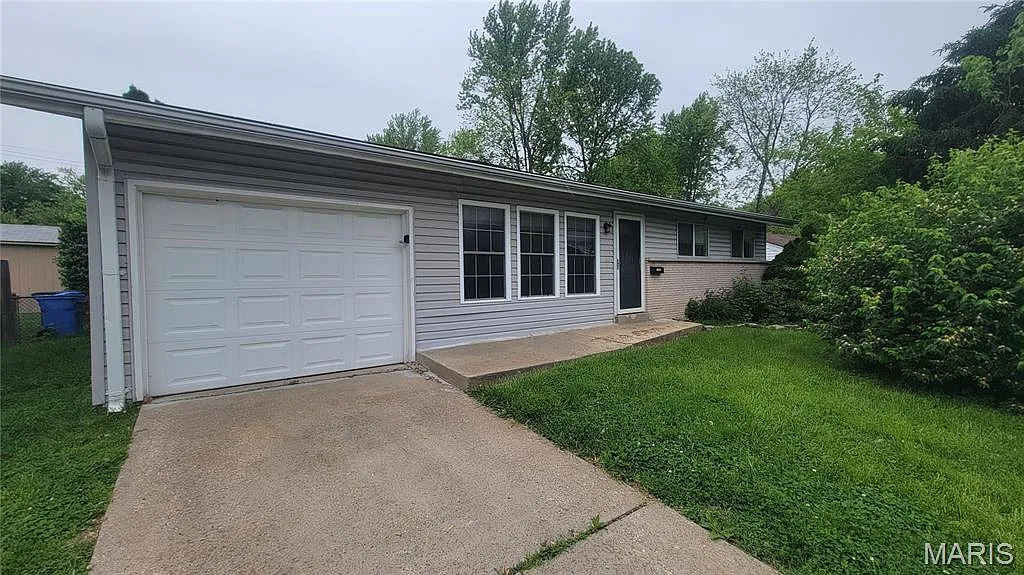 1725 Clover Ln photo 1