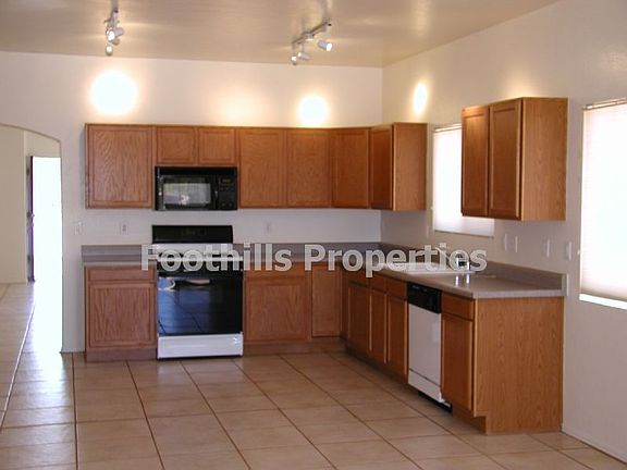 Spacious Modern Kitchen!