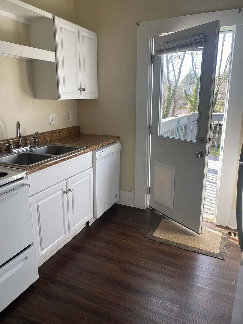 Super Convenient location, 2 Bedroom, 1 Bathroom, Pet friendly! — Photo 4