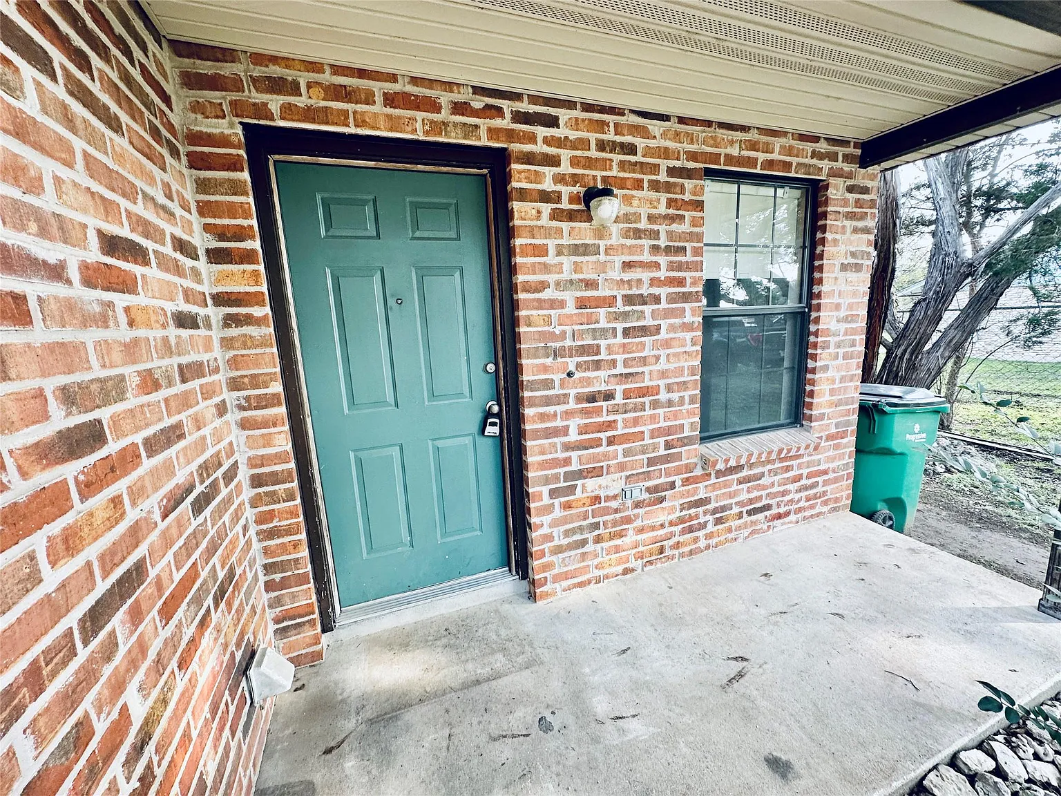 3 bed, 2.0 bath, 1216 sqft, $1,595 — Photo 3