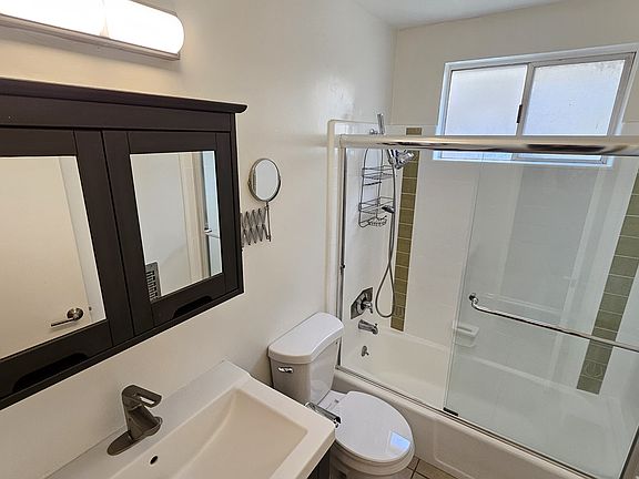 4th image of 2130 N Beachwood Dr #4