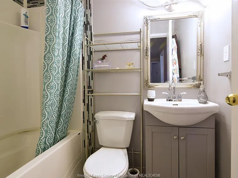 5468 Lassaline Ave — Photo 14