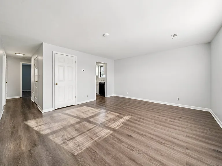 Manhattan Square Apartments — Photo 24