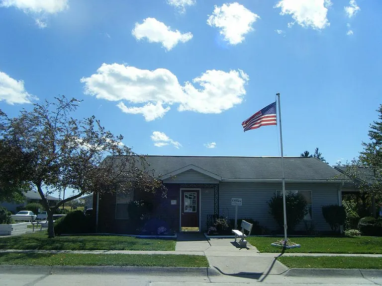 Crawford Manor Apartments — Photo 2