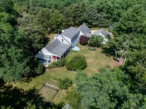 17 Harbor Rd, Mattapoisett, MA 02739