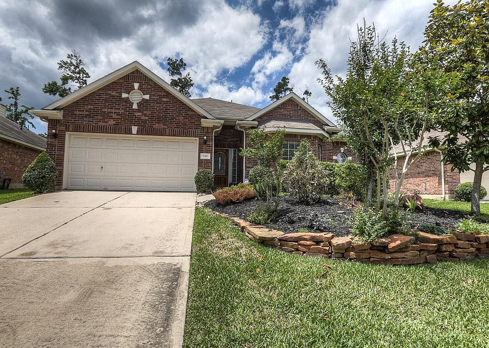 Welcome to 135 S Regan Mead in sought after Sterling Ridge! Regan Mead is a friendly, family neighborhood and just across the street from Exemplary Rated Coulson Tough!