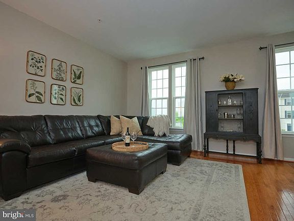 4th image of 1870 Thistle Ct