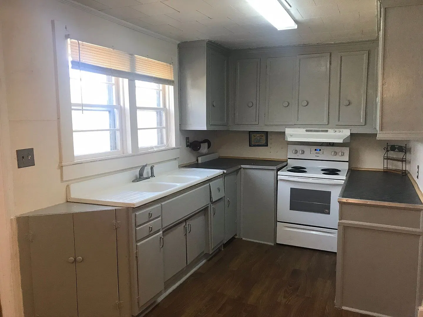 3 Bedroom Home with Large Fenced in Yard - New Refrigerator, New Washer, New Dryer included. Erwin — Photo 2