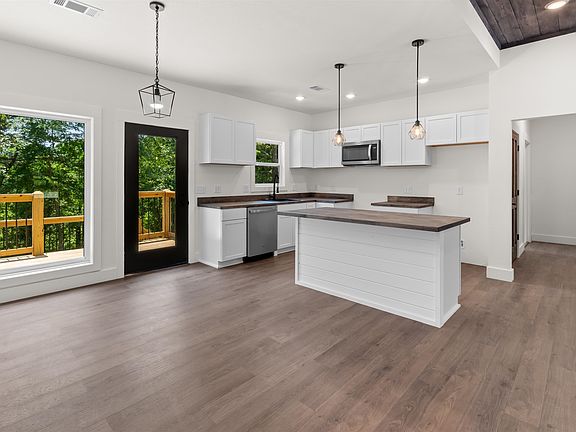 4th image of 98 Jones St