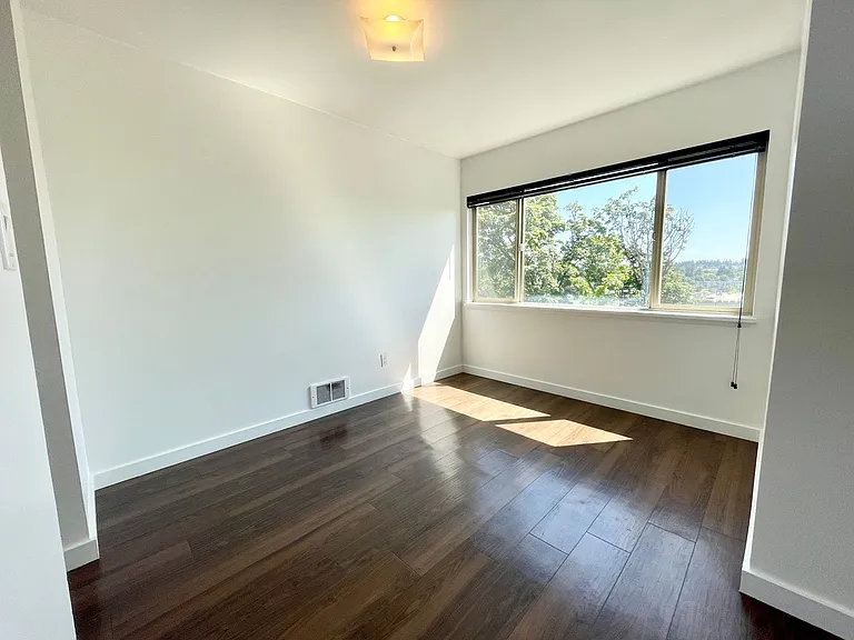 Bayview Apartments — Photo 100